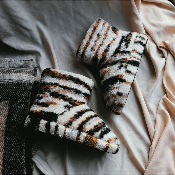 🆕️Holiday Collection// Faux sherpa boots - Picture 3 of 5